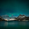 Fjord sous les aurores