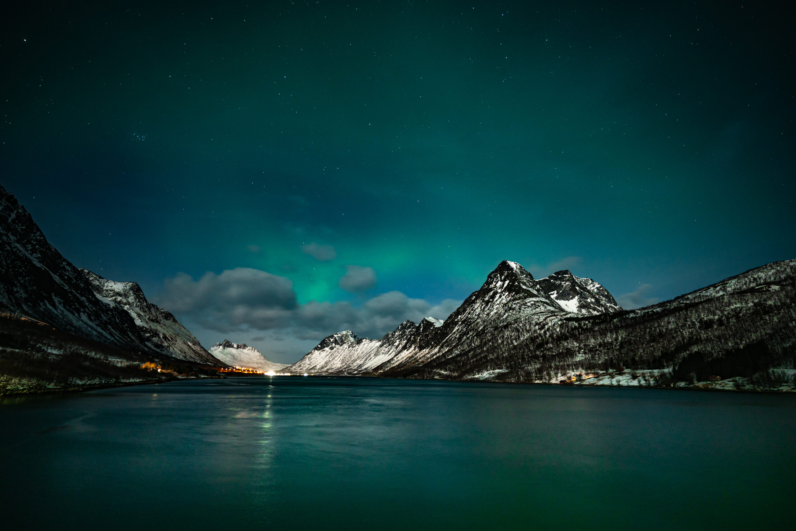 Fjord sous les aurores